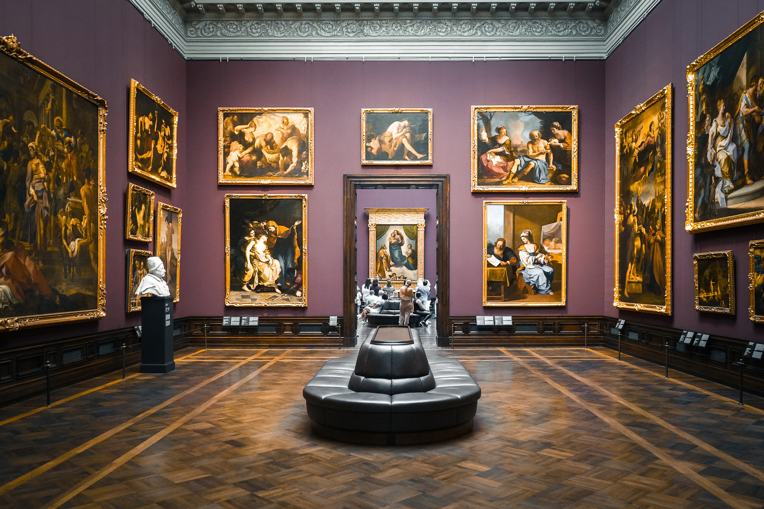Old Masters Picture Gallery - in the background the "Sistine Madonna" by Raphael (1483-1520). Photo: Michael R. Hennig (DML-BY)