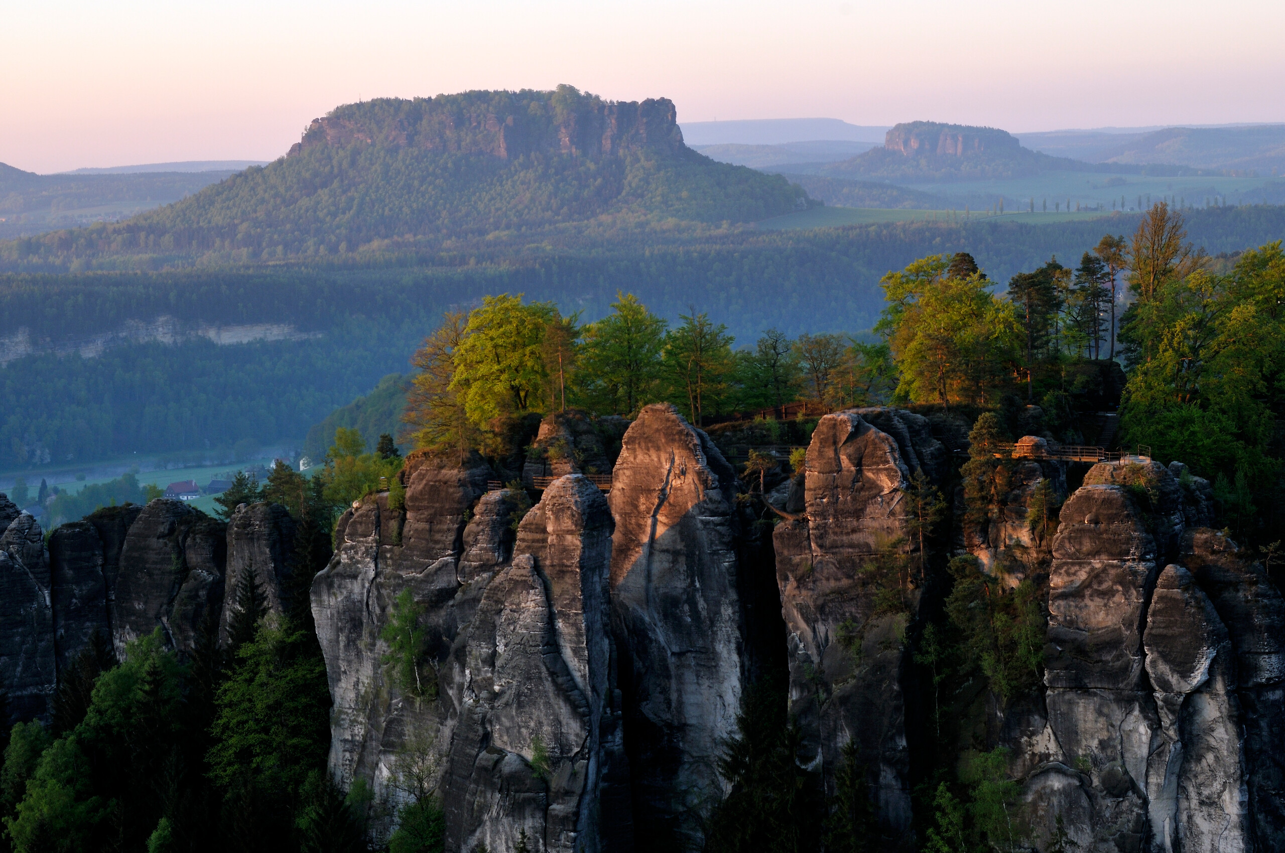 Saxon Switzerland, Basteimassiv, Felsenburg Neurathen, Lilienstein, morning atmosphere. Photo: Frank Exß (DML-BY)